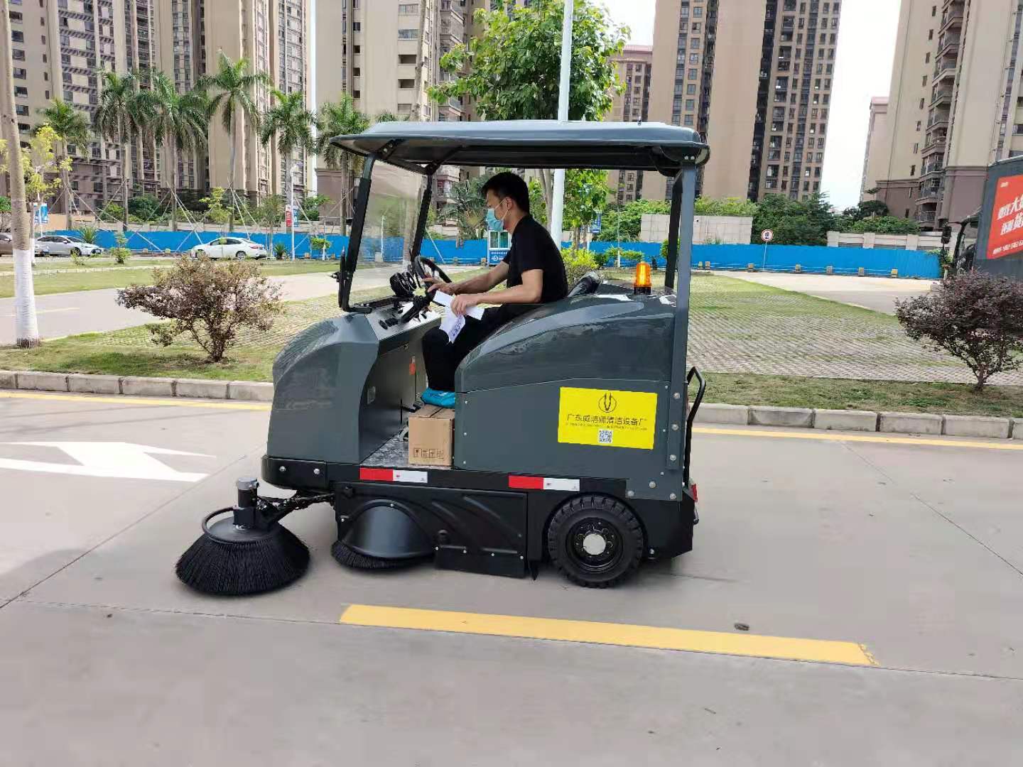 智能驱动，，清洁未来：驾驶式扫地车的刷新之路