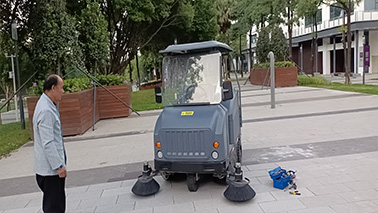 驾驶式扫地车让物业治理更出彩